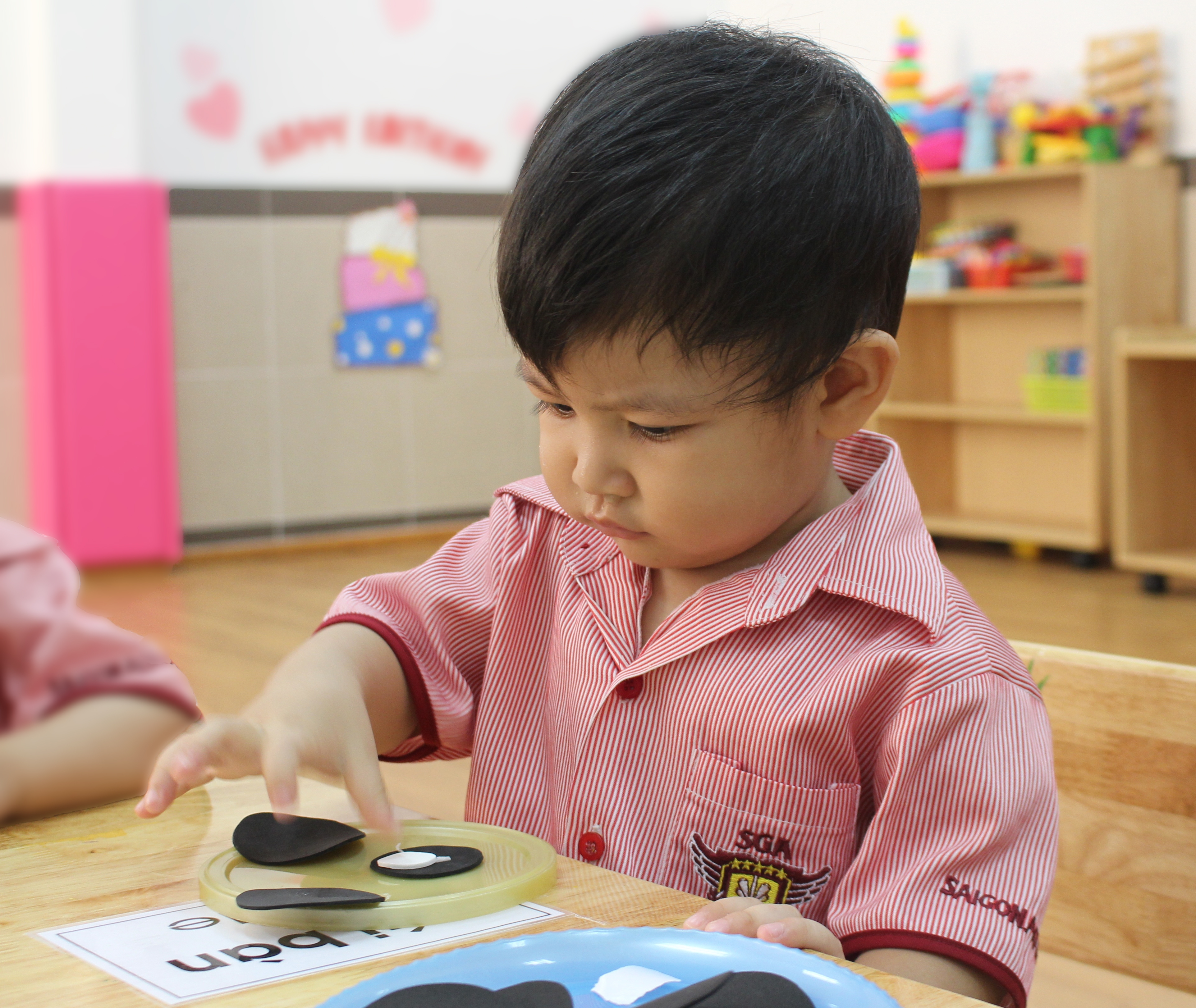 Cha mẹ h&atilde;y học c&aacute;ch chơi c&ugrave;ng trẻ mầm non 1