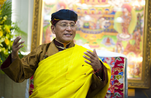 Ph&aacute;p Vương Drukpa: &ldquo;Sống cho người kh&aacute;c l&agrave; niềm vui v&agrave; hạnh ph&uacute;c&rdquo; 1