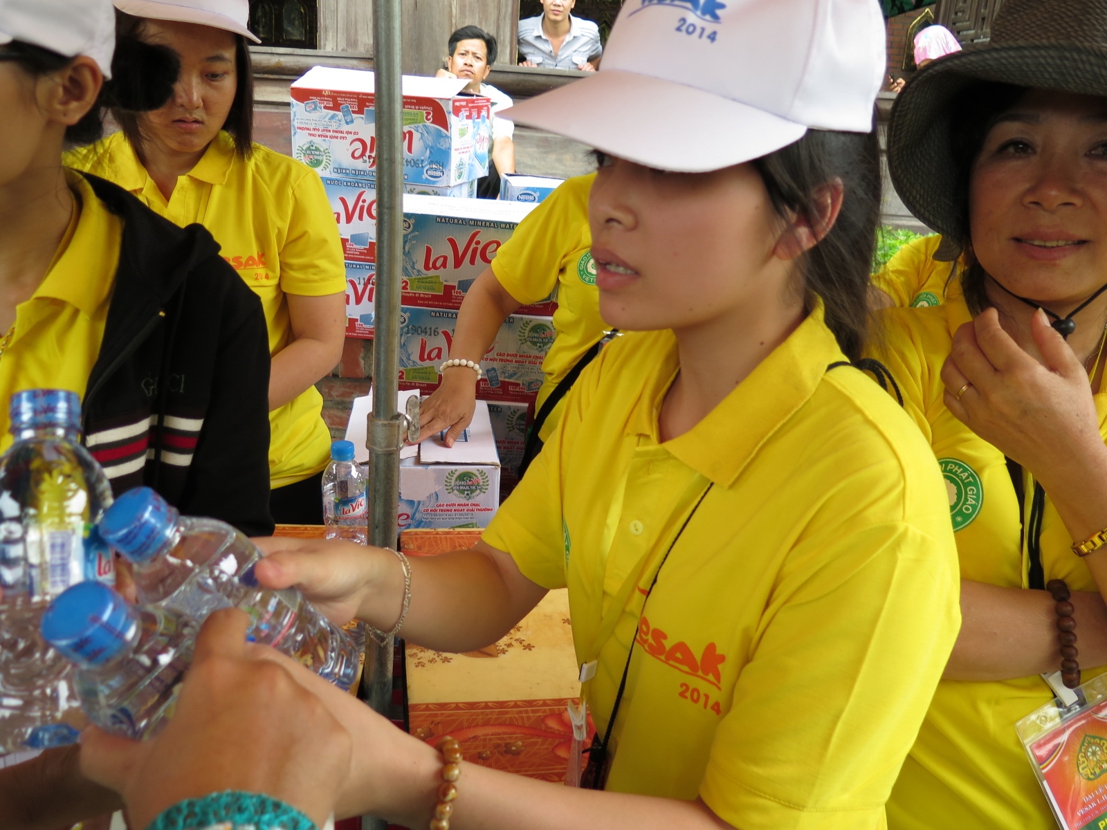 T&igrave;nh nguyện vi&ecirc;n trong Đại lễ Vesak 2014 - Khổ v&agrave; vui v&igrave; l&agrave;m d&acirc;u trăm họ 2