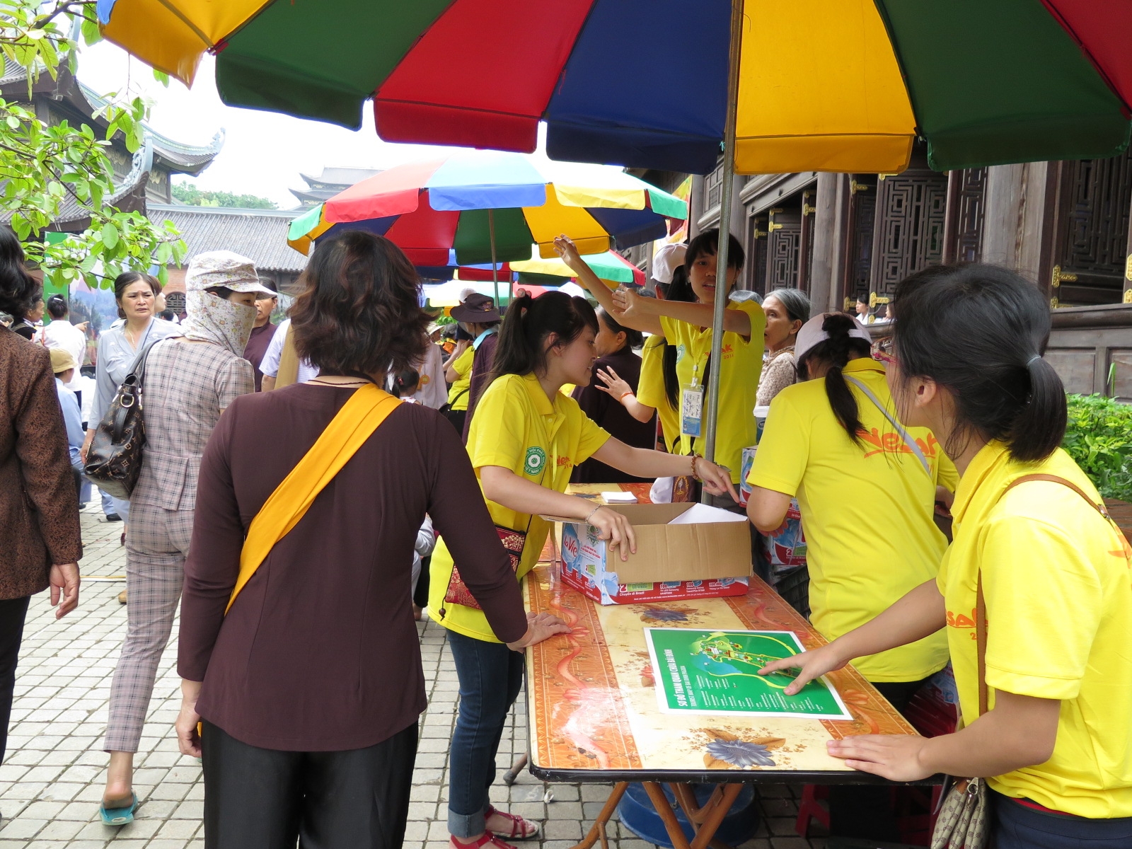 T&igrave;nh nguyện vi&ecirc;n trong Đại lễ Vesak 2014 - Khổ v&agrave; vui v&igrave; l&agrave;m d&acirc;u trăm họ 3