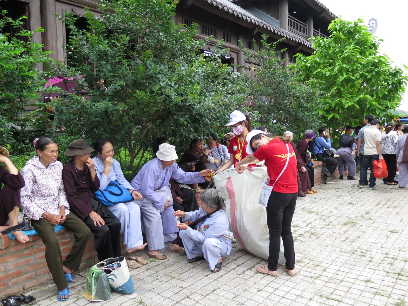 T&igrave;nh nguyện vi&ecirc;n trong Đại lễ Vesak 2014 - Khổ v&agrave; vui v&igrave; l&agrave;m d&acirc;u trăm họ 4