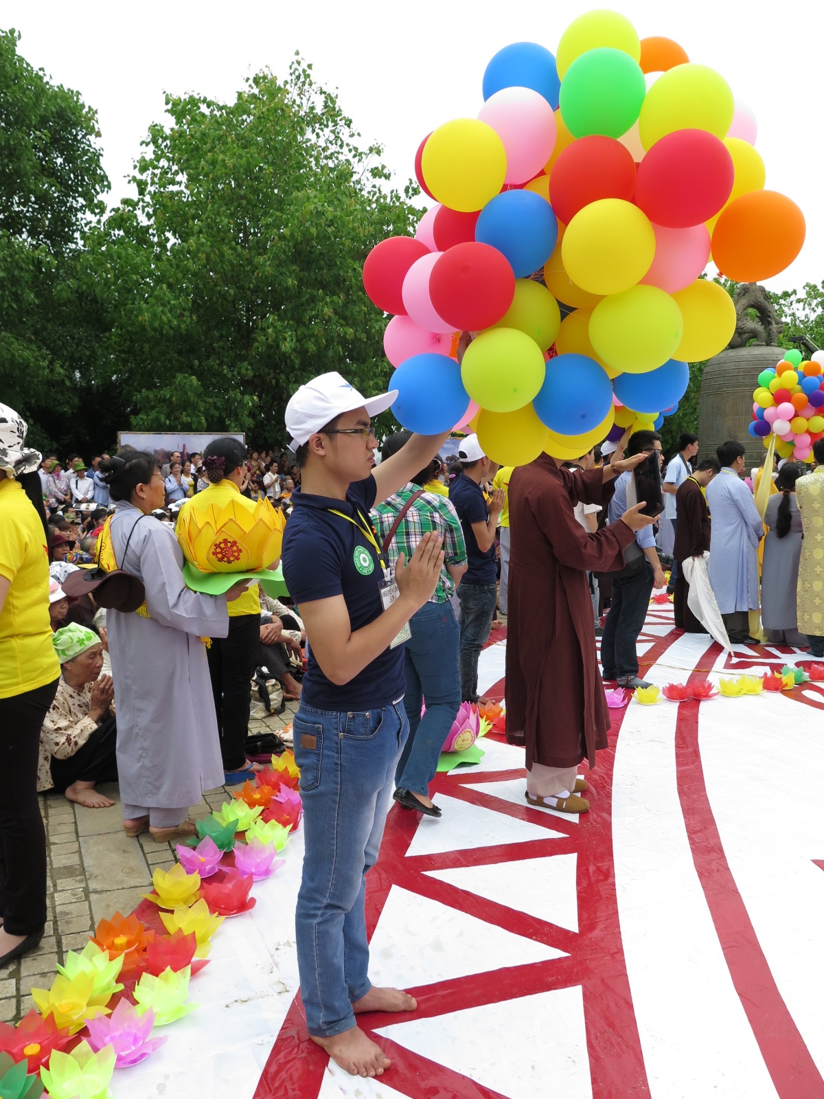 T&igrave;nh nguyện vi&ecirc;n trong Đại lễ Vesak 2014 - Khổ v&agrave; vui v&igrave; l&agrave;m d&acirc;u trăm họ 5