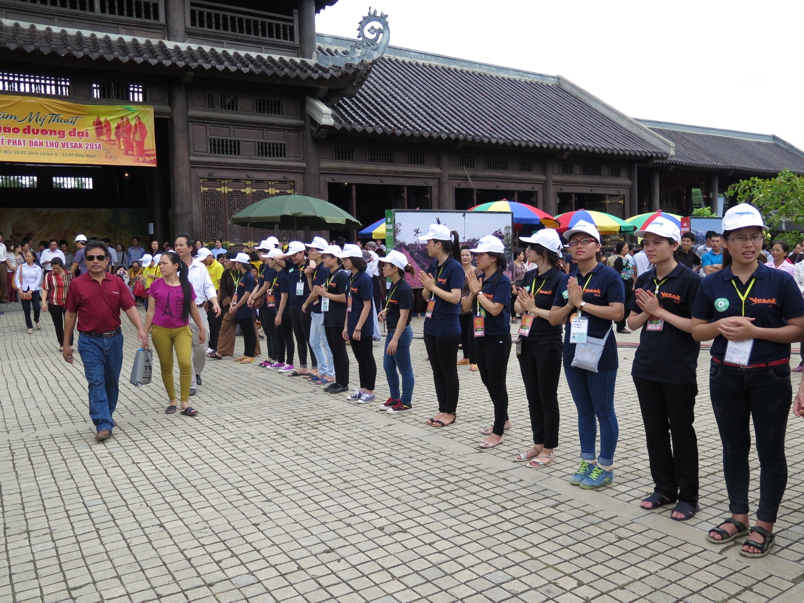 T&igrave;nh nguyện vi&ecirc;n trong Đại lễ Vesak 2014 - Khổ v&agrave; vui v&igrave; l&agrave;m d&acirc;u trăm họ 6