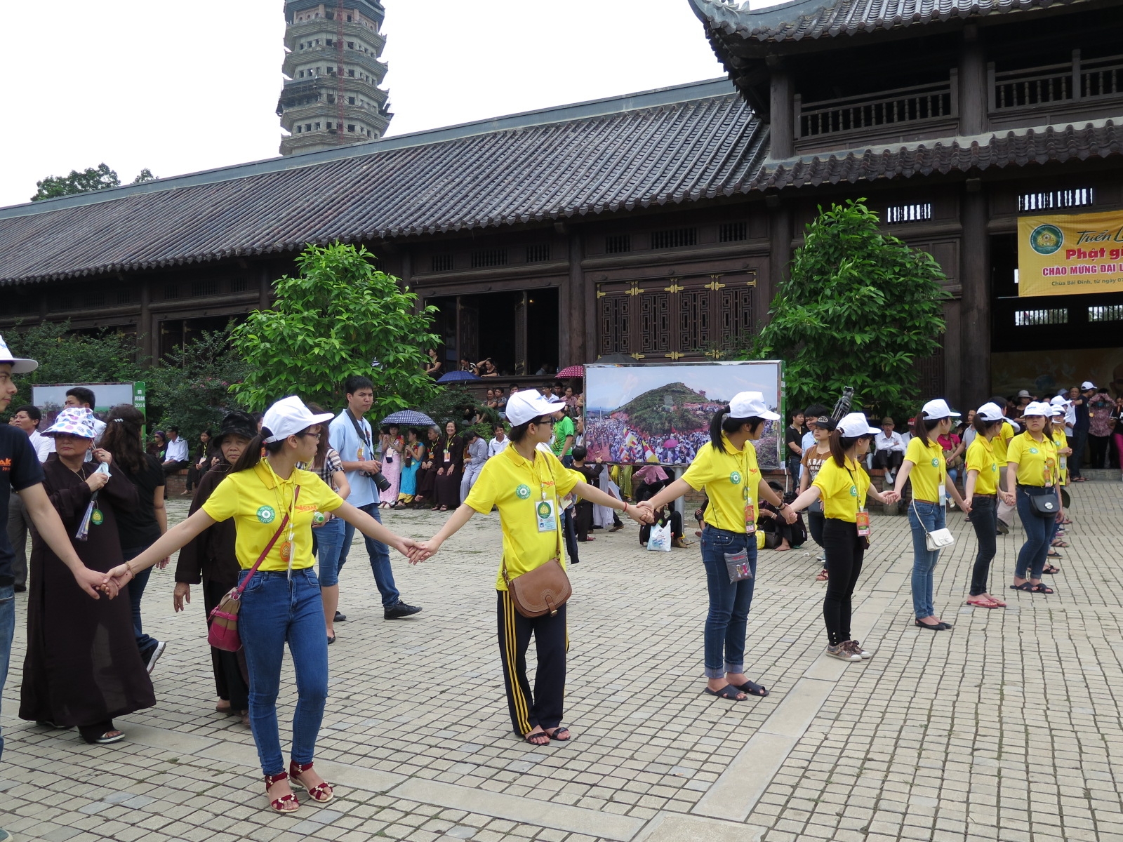 T&igrave;nh nguyện vi&ecirc;n trong Đại lễ Vesak 2014 - Khổ v&agrave; vui v&igrave; l&agrave;m d&acirc;u trăm họ 7