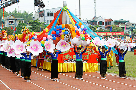 Cận cảnh lễ diễu binh ho&agrave;ng tr&aacute;ng mừng 60 năm chiến thắng Điện Bi&ecirc;n Phủ 22