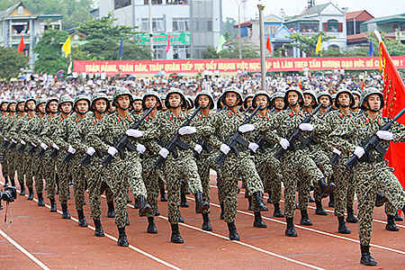 Cận cảnh lễ diễu binh ho&agrave;ng tr&aacute;ng mừng 60 năm chiến thắng Điện Bi&ecirc;n Phủ 12