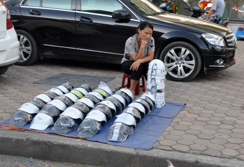 Phạt đội mũ bảo hiểm rởm: Thế n&agrave;o để kh&ocirc;ng bị phạt? 1