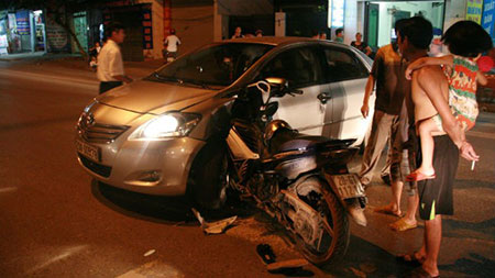 Kinh ho&agrave;ng xe m&aacute;y ph&oacute;ng nhanh găm đứng v&agrave;o &ocirc; t&ocirc;, một người nguy kịch 1