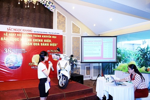 "B&atilde;o qu&agrave; tặng" c&ugrave;ng Sắc Ngọc Khang 1