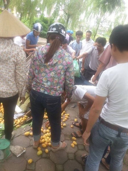 Bi h&agrave;i chuyện &ocirc; t&ocirc; đ&acirc;m xe xo&agrave;i d&acirc;n nhặt... ăn vội 1