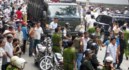 Kẻ cướp cố thủ trong nhà, nã súng bắn công an trọng thương 1
