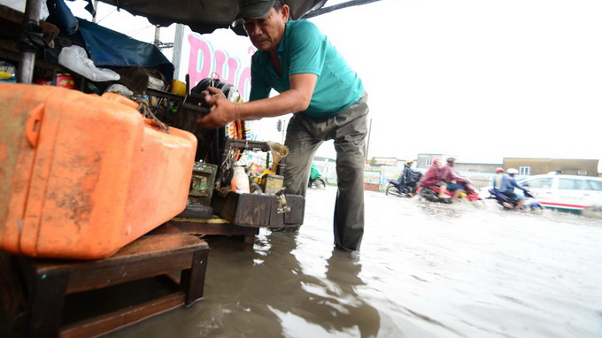 Mưa lớn, d&acirc;n S&agrave;i G&ograve;n lại... "chạy lũ"! 2