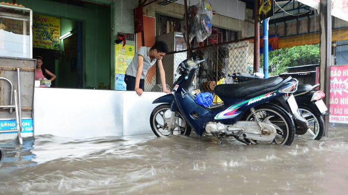 Mưa lớn, d&acirc;n S&agrave;i G&ograve;n lại... "chạy lũ"! 3