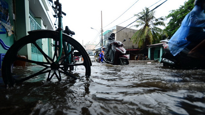 Mưa lớn, d&acirc;n S&agrave;i G&ograve;n lại... "chạy lũ"! 4