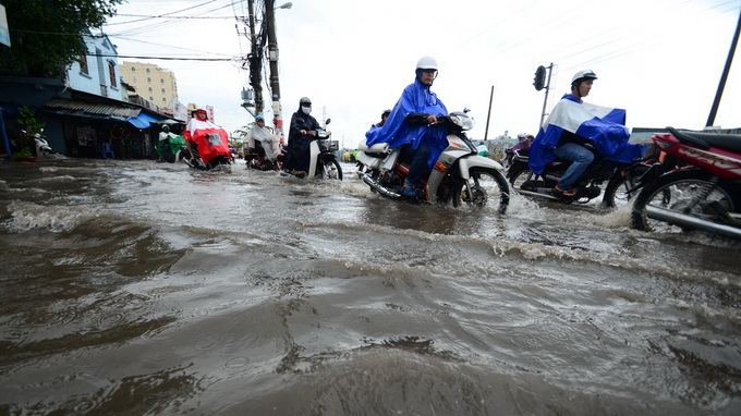Mưa lớn, d&acirc;n S&agrave;i G&ograve;n lại... "chạy lũ"! 6