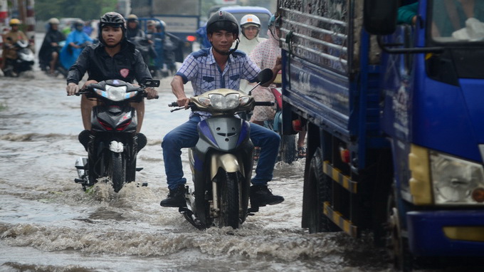 Mưa lớn, d&acirc;n S&agrave;i G&ograve;n lại... "chạy lũ"! 7