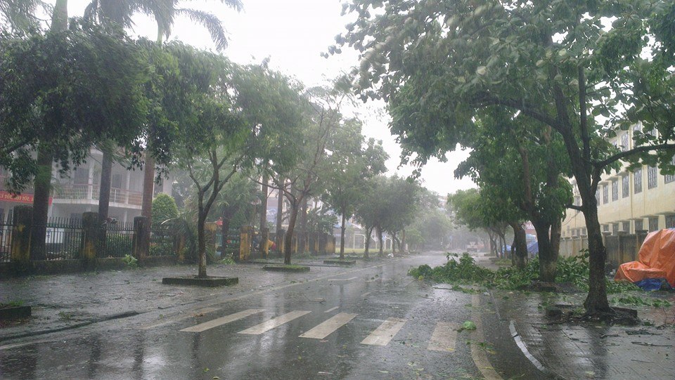 Ảnh hưởng Thần Sấm: H&agrave; Nội đề ph&ograve;ng mưa lớn, gi&oacute; giật 3