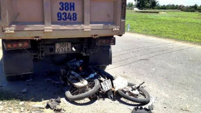 B&eacute; g&aacute;i 7 tuổi v&agrave; hai c&ocirc; họ chết thảm dưới b&aacute;nh xe tải 1