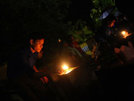 H&agrave;ng ng&agrave;n ngọn nến tri &acirc;n liệt sỹ tại Vị Xuy&ecirc;n 2