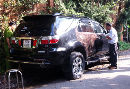 Đ&ocirc;i nam nữ gục chết trong &ocirc;t&ocirc; bị vỡ k&iacute;nh 1