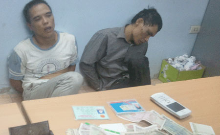 Bắt nh&oacute;m trộm cắp điện thoại tr&ecirc;n xe bu&yacute;t 1