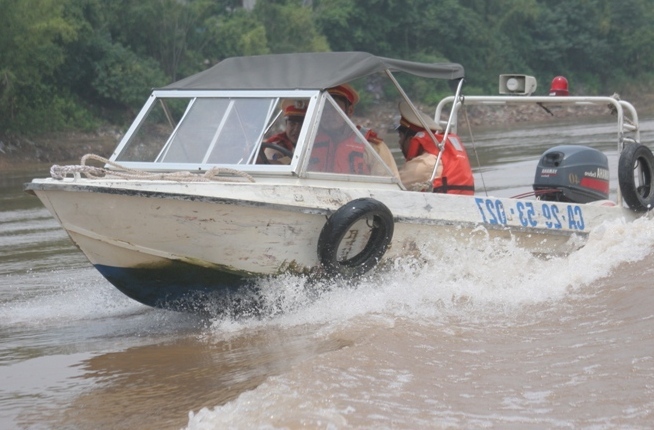 CSGT đường thủy tích cực tìm kiếm thi thể nạn nhân bị chủ thẩm mỹ viện ném xuống sông 1