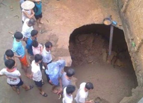 Hà Nội xuất hiện “Hố tử thần” nuốt gần trăm mét khối cát 1