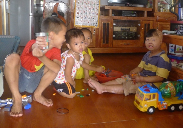 Nghẹn l&ograve;ng cảnh sinh hoạt đời thường ch&aacute;u b&eacute; bị cha đốt 3 năm về trước 11