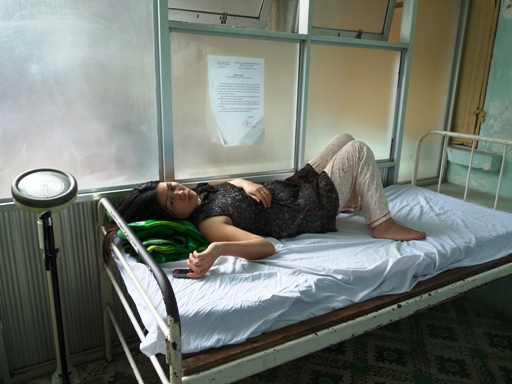 C&ocirc;n đồ x&ocirc;ng v&agrave;o nh&agrave; đ&aacute;nh sản phụ 1