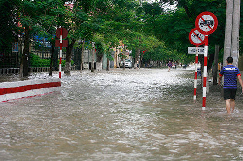 Hàng trăm ngôi nhà bị tốc mái, hàng nghìn hecta đầm chìm trong nước 4