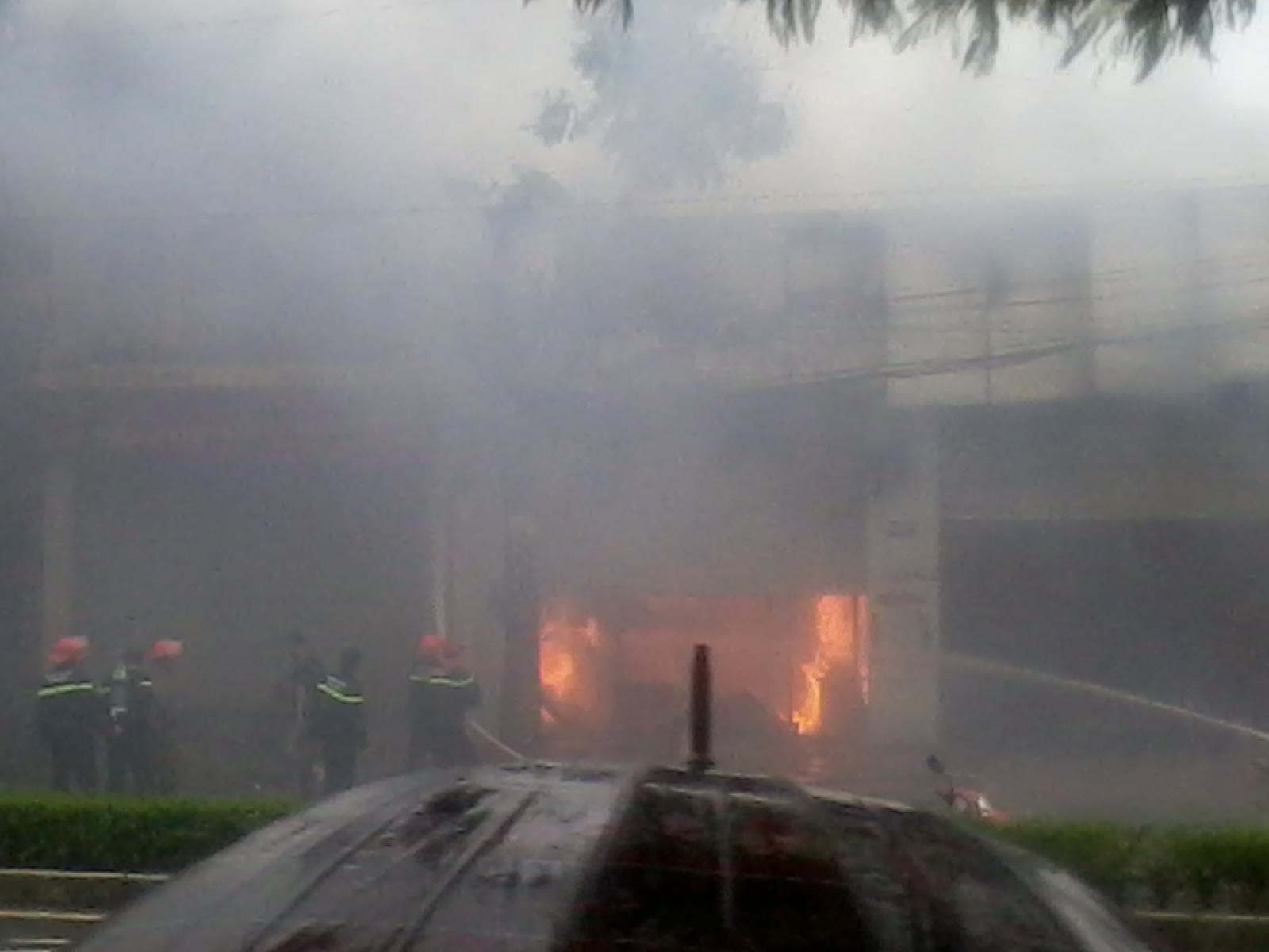 Bão số 5: Cháy 2 kho hàng gần cây xăng tại Hải Phòng 1