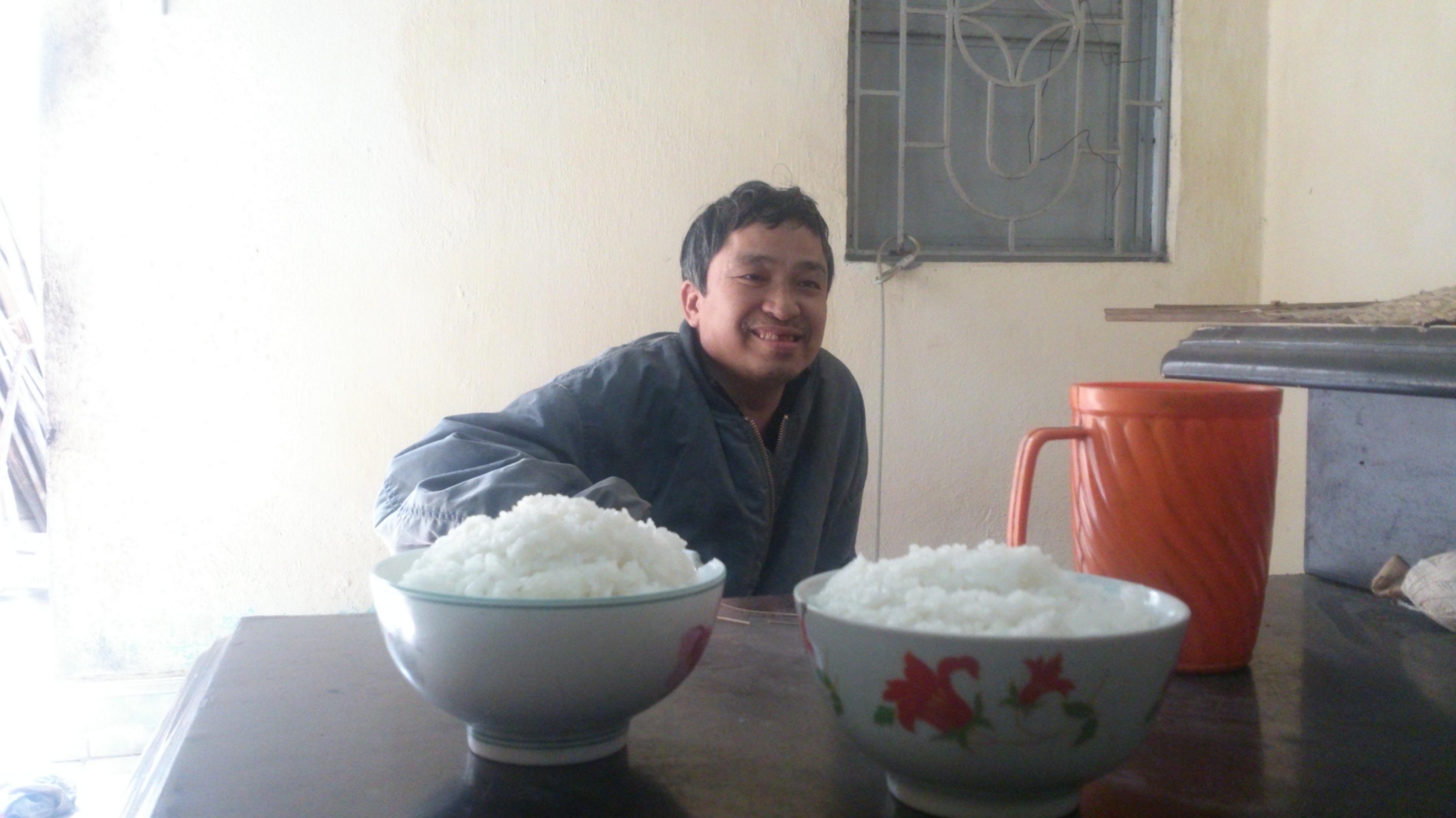 Đắng l&ograve;ng cảnh mẹ gi&agrave; xin ăn nu&ocirc;i con dại 1