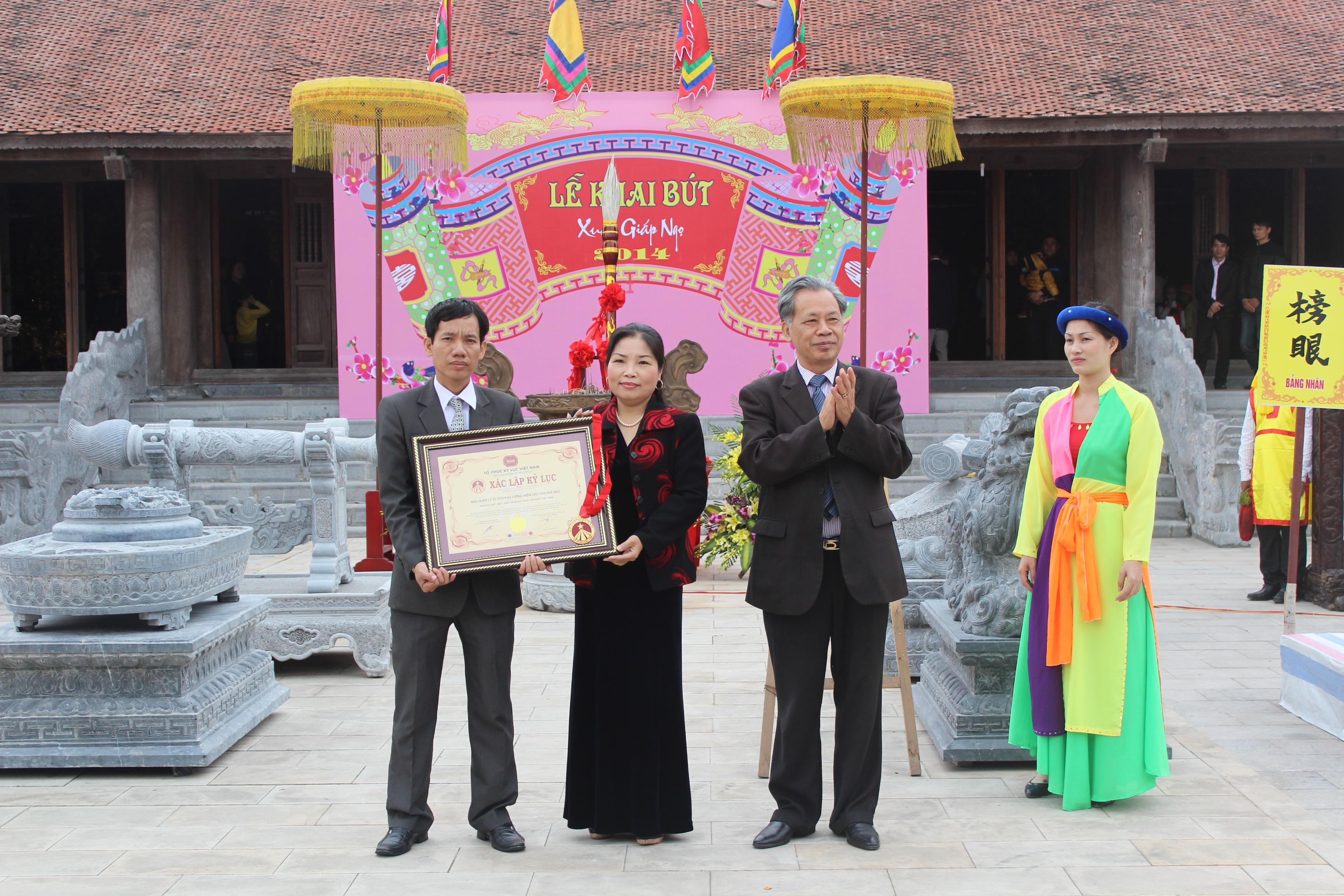 Chữ g&igrave; được chọn để khai b&uacute;t đầu năm? 5