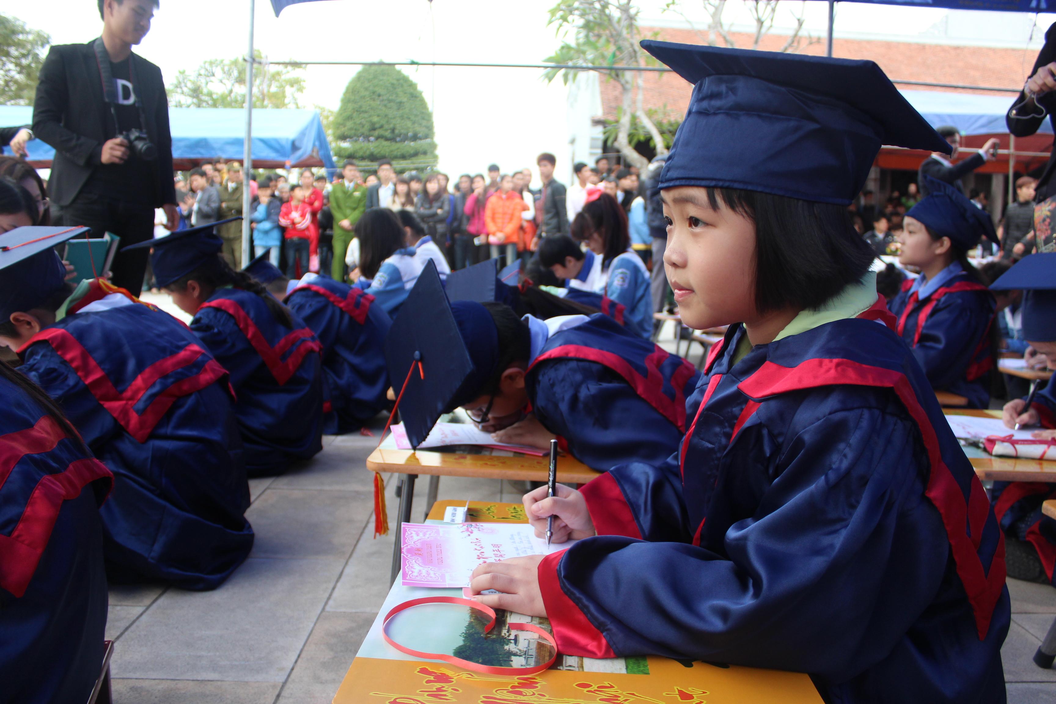 Chữ g&igrave; được chọn để khai b&uacute;t đầu năm? 9