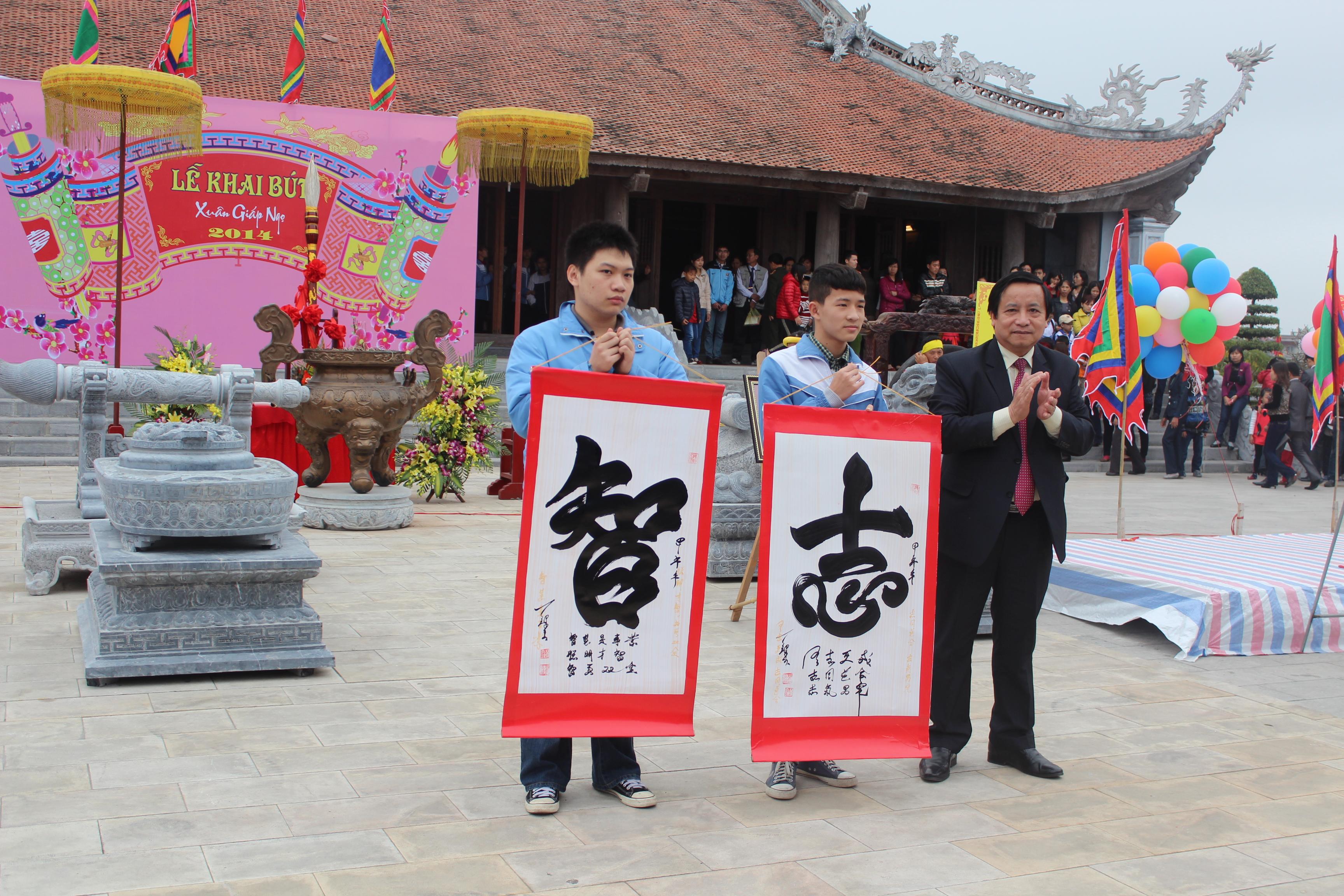 Chữ g&igrave; được chọn để khai b&uacute;t đầu năm? 12