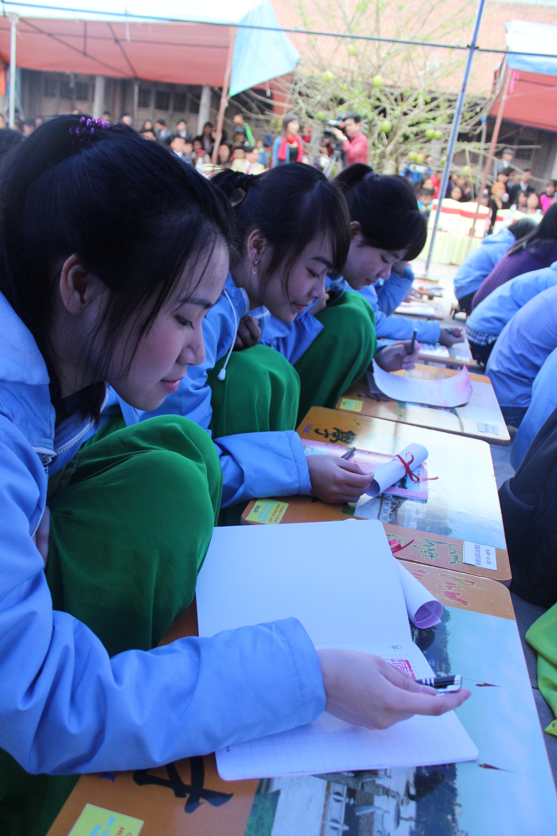 Chữ g&igrave; được chọn để khai b&uacute;t đầu năm? 8