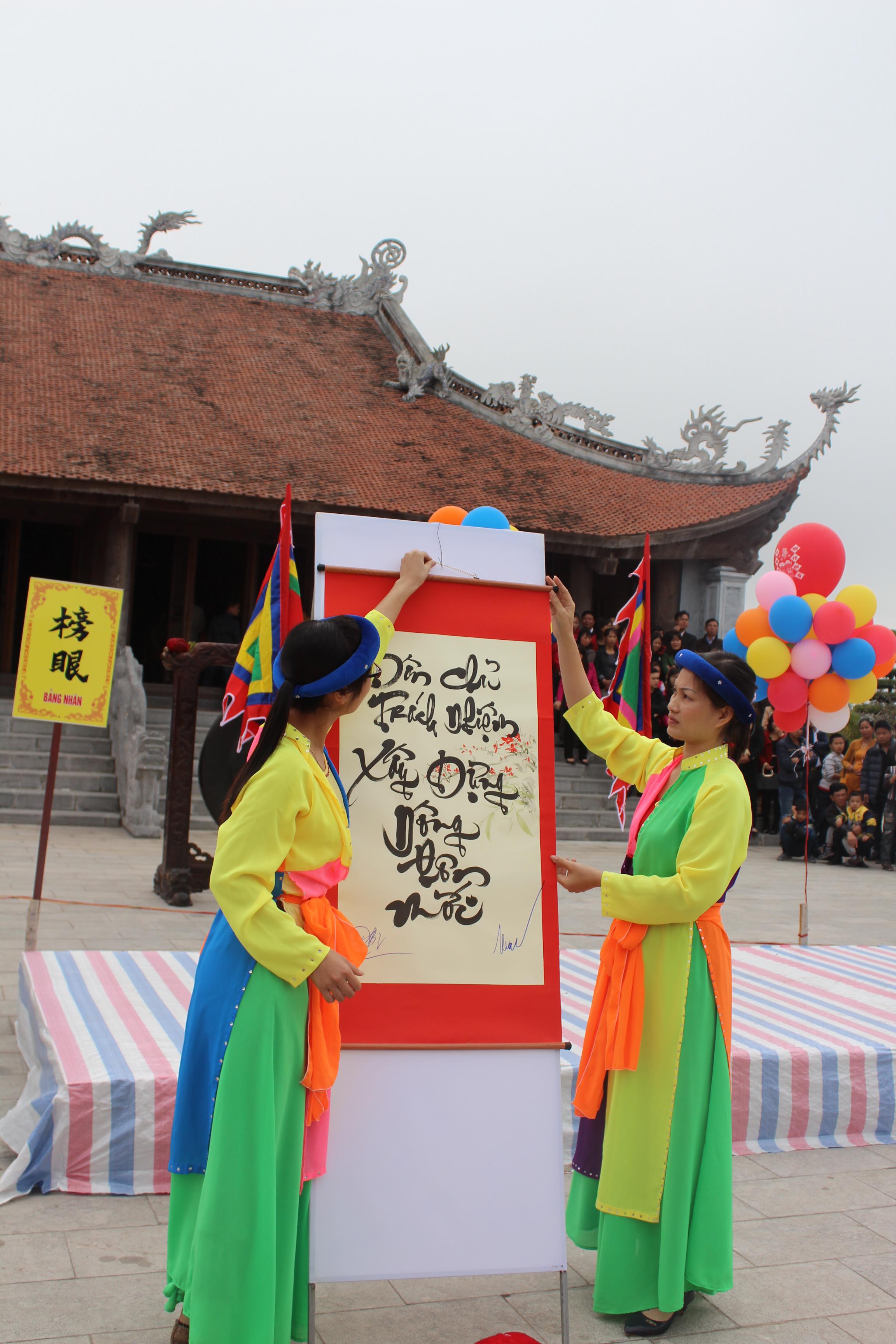 Chữ g&igrave; được chọn để khai b&uacute;t đầu năm? 10