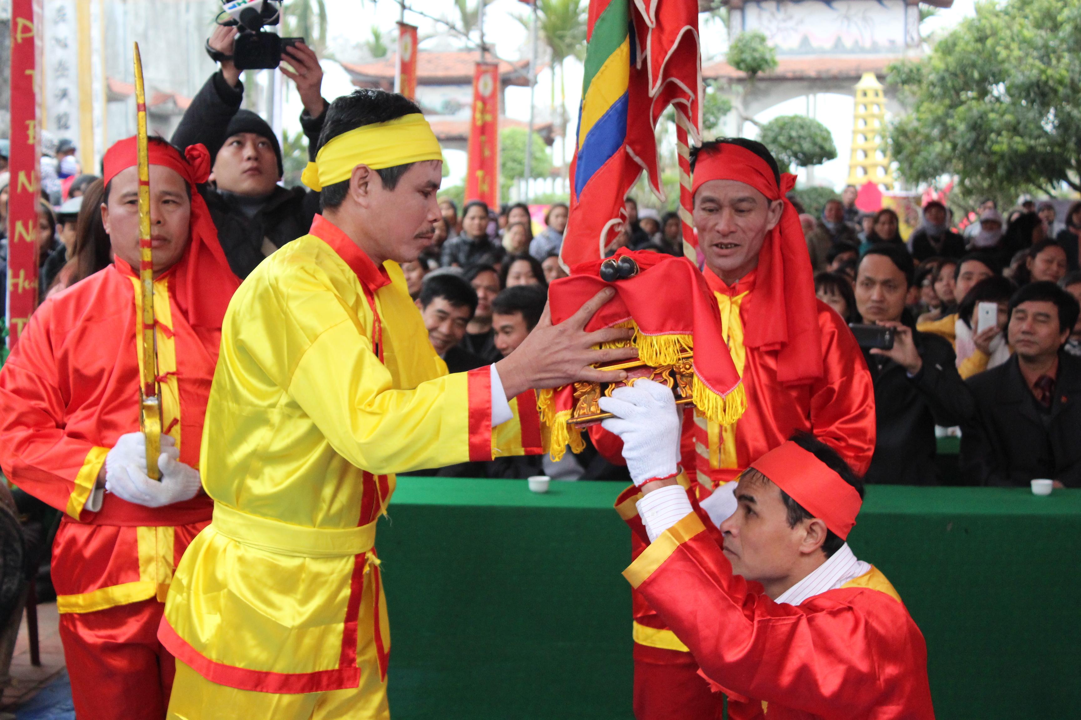 Hải Ph&ograve;ng: H&agrave;ng ng&agrave;n người d&acirc;n đổ về xem quan thề "kh&ocirc;ng tham nhũng" 3