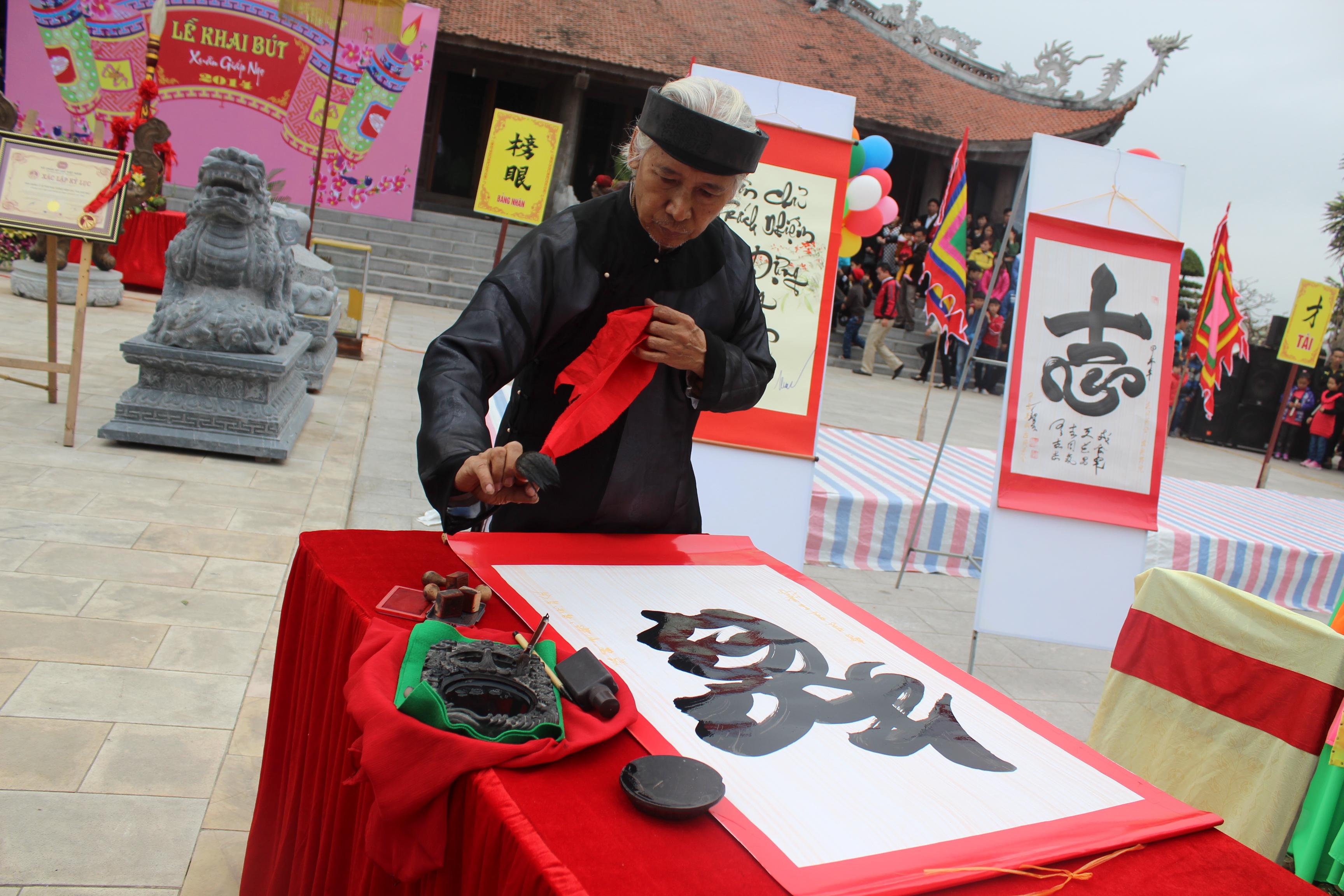 Chữ g&igrave; được chọn để khai b&uacute;t đầu năm? 4