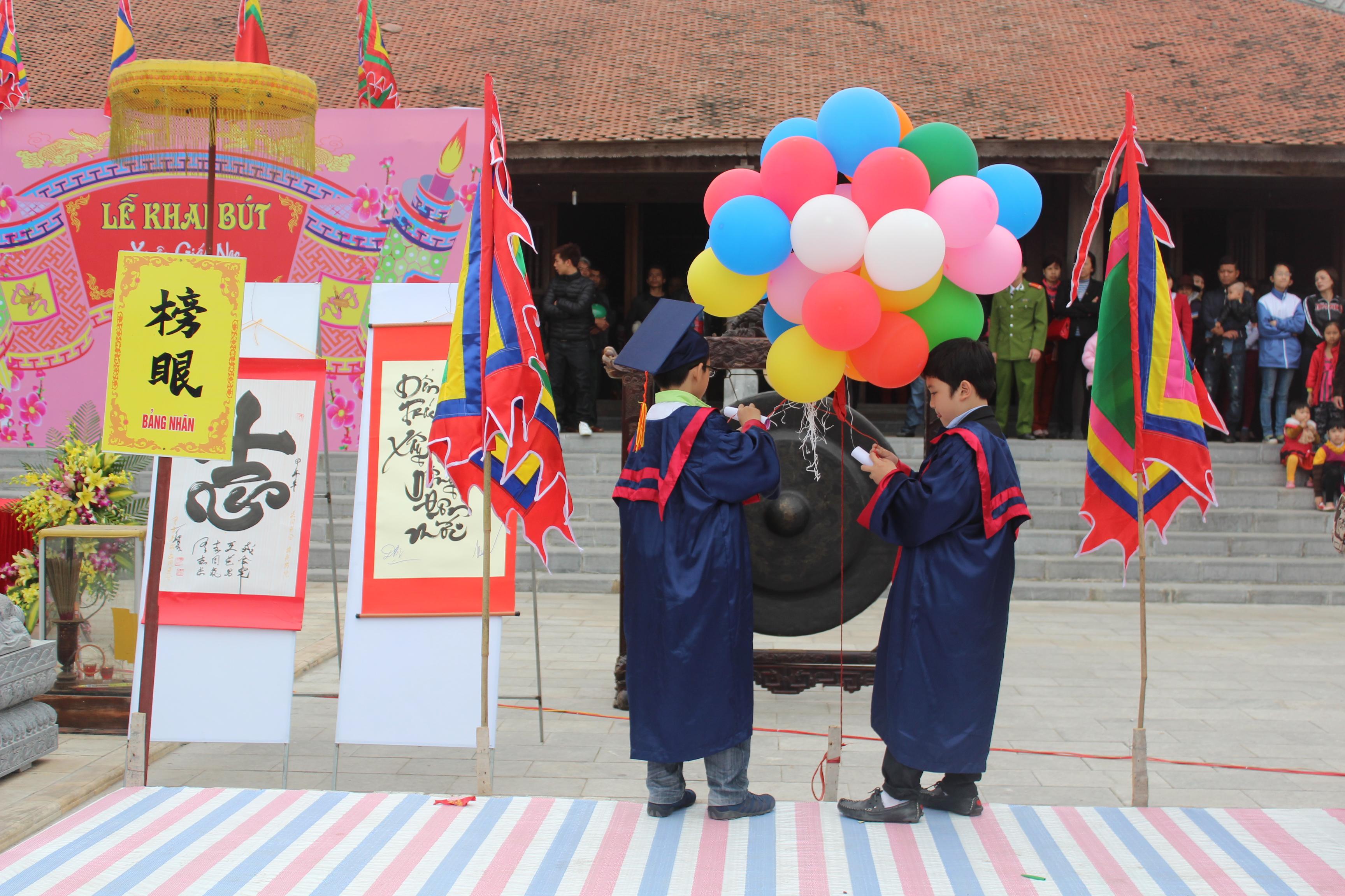 Chữ g&igrave; được chọn để khai b&uacute;t đầu năm? 11