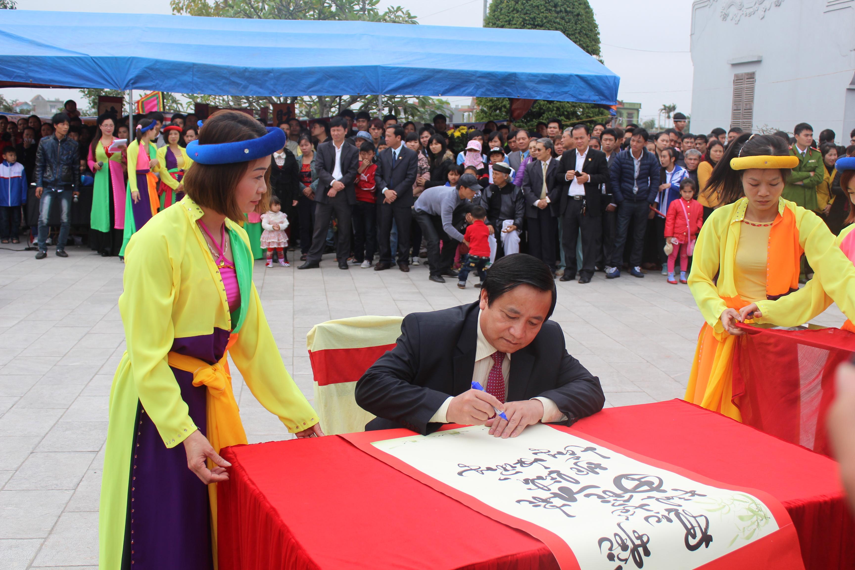 Chữ g&igrave; được chọn để khai b&uacute;t đầu năm? 3