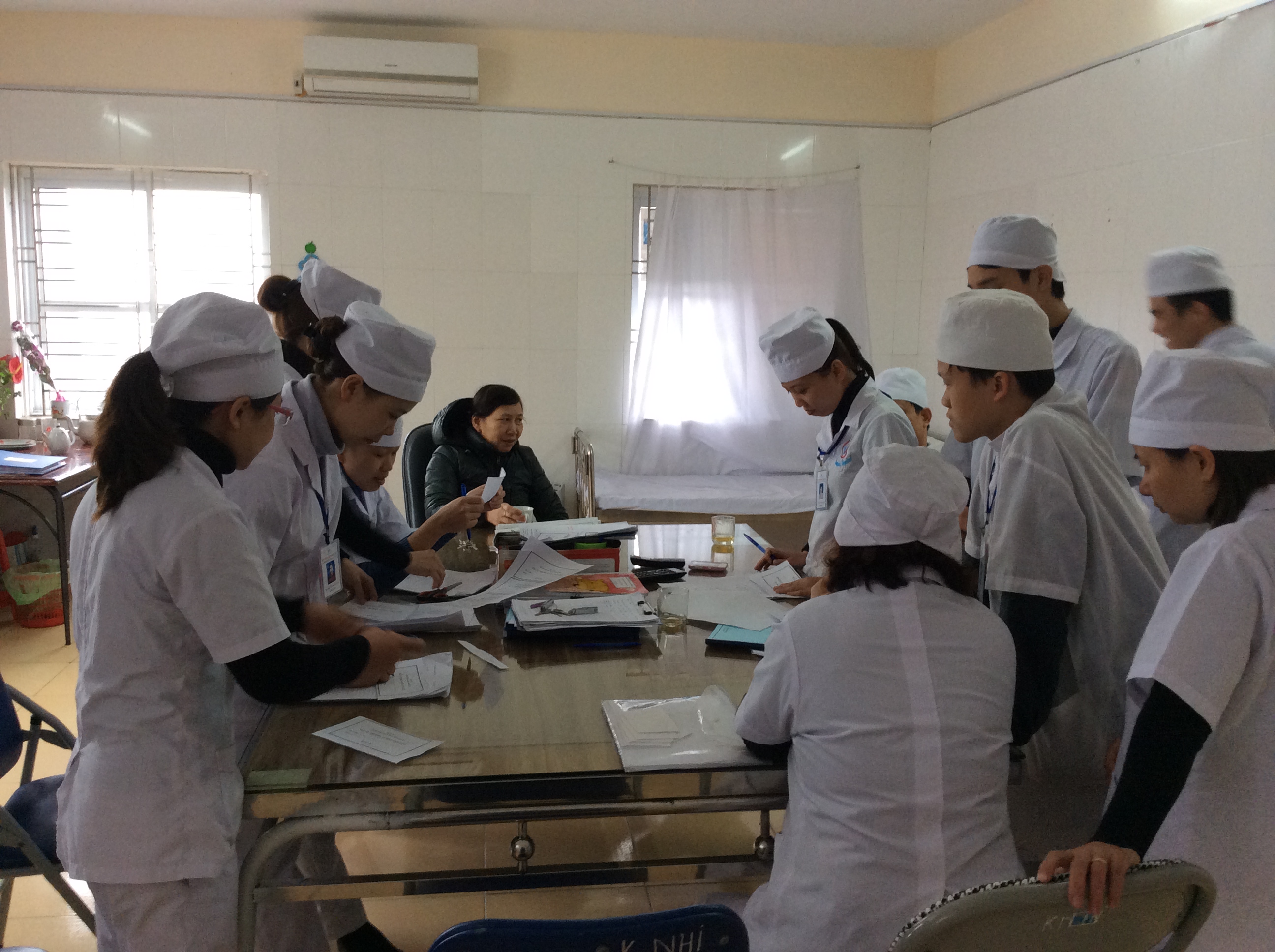 Y, b&aacute;c sĩ nhận lương theo thang điểm thi 4