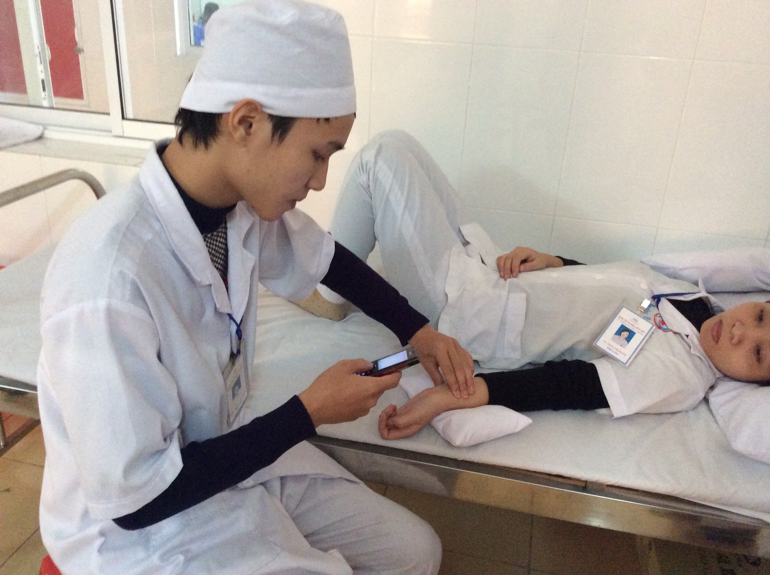 Y, b&aacute;c sĩ nhận lương theo thang điểm thi 3