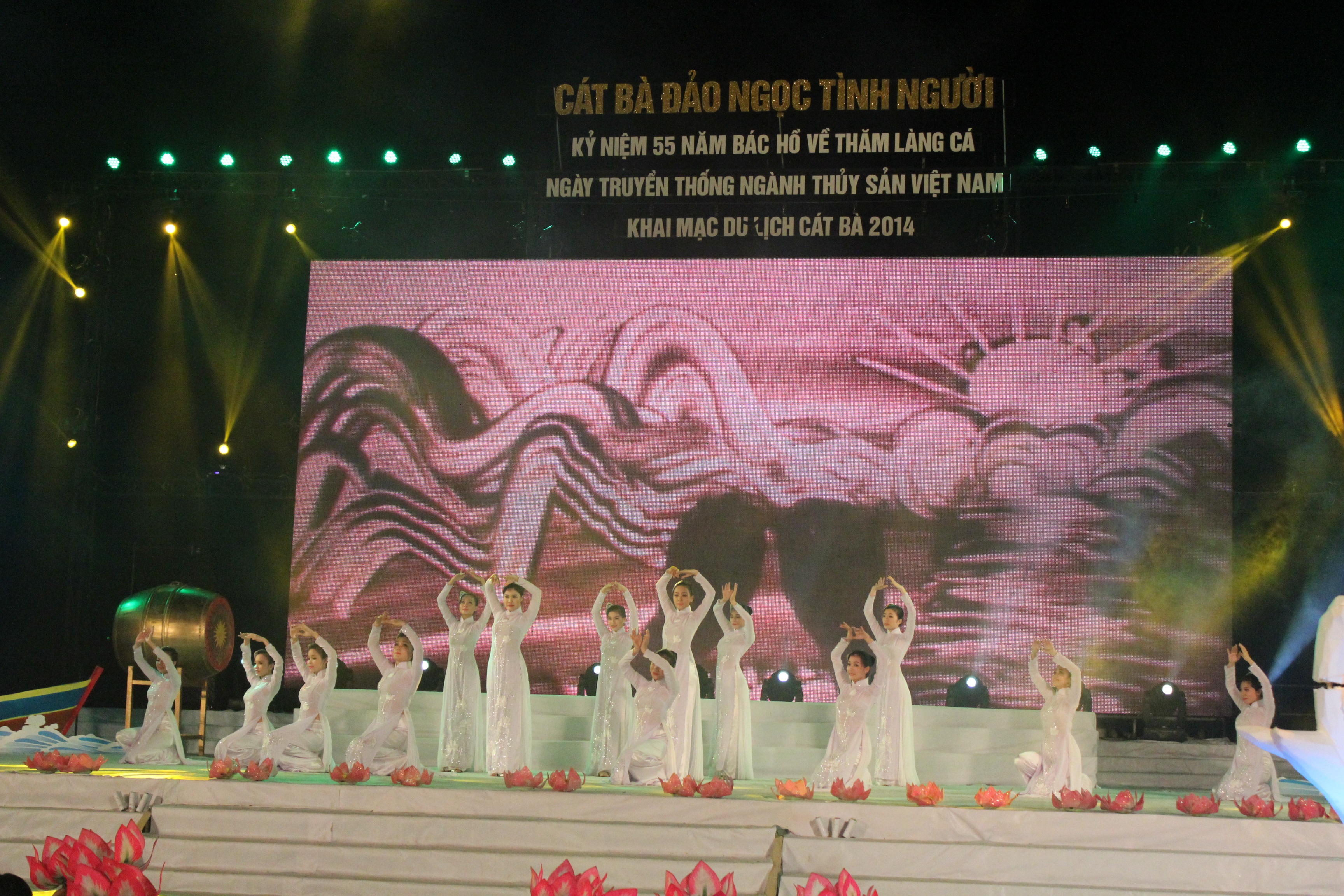 Náo nức lễ hội làng cá Cát Bà 6 Náo nức lễ hội làng cá Cát Bà 6