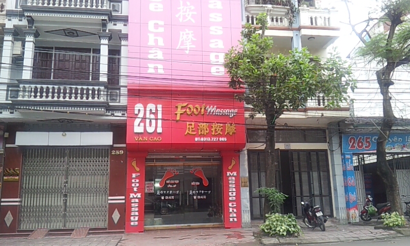 Biển hiệu quảng cáo sai quy định "tung hoành" đất Cảng 3