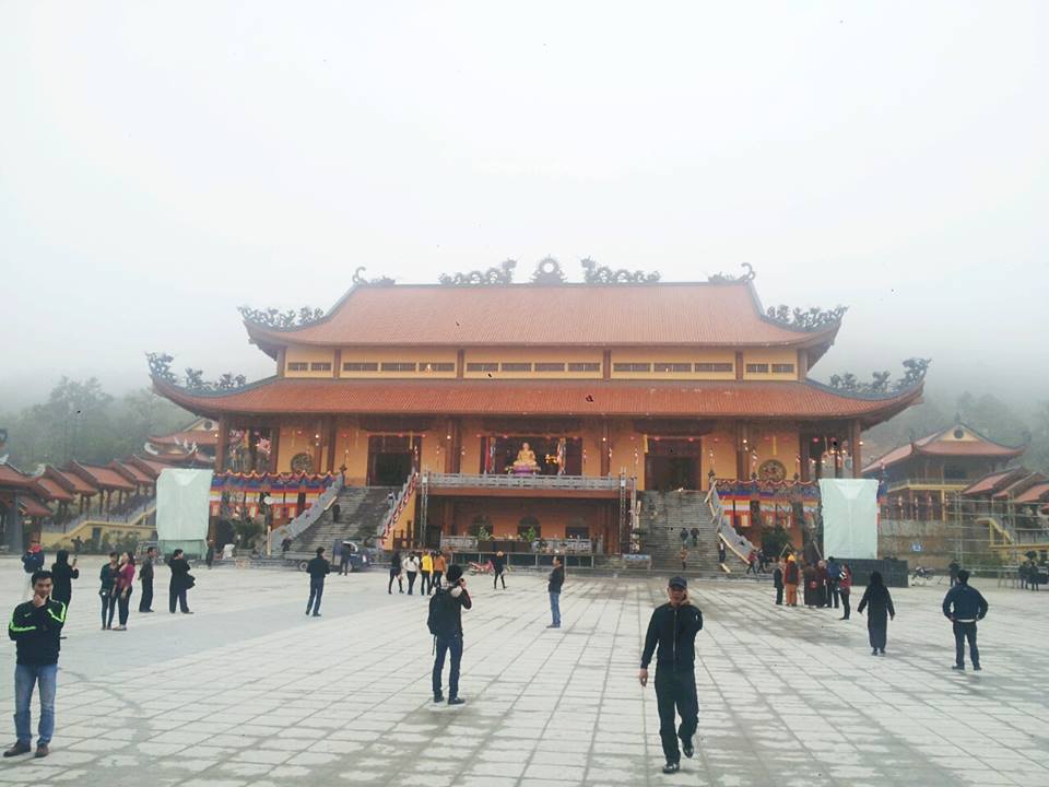 H&agrave;ng vạn người đổ về ch&ugrave;a Ba V&agrave;ng tham quan 4