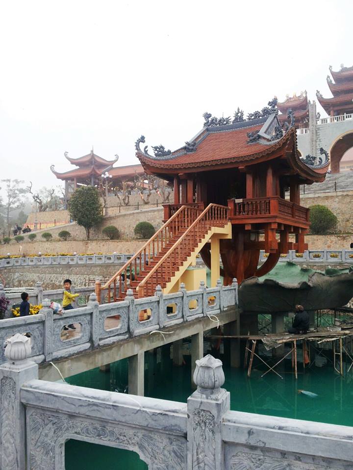 Hàng vạn người đổ về chùa Ba Vàng tham quan