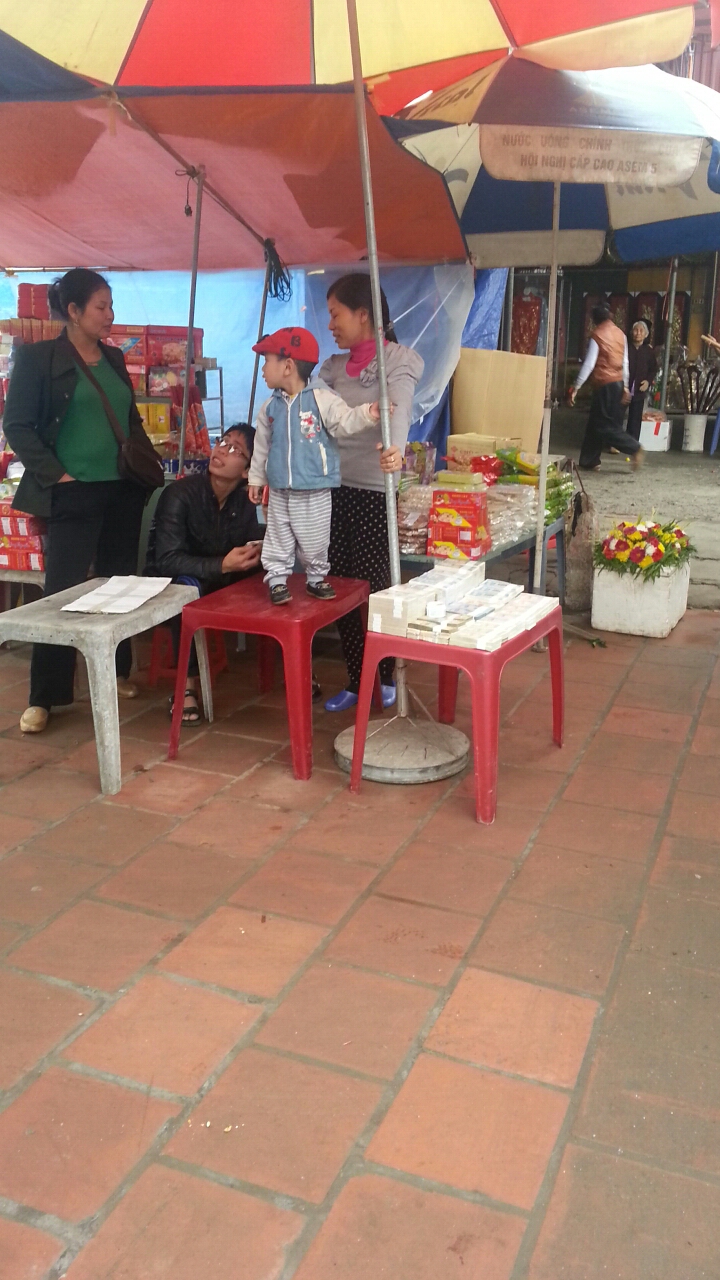 Du kh&aacute;ch ph&agrave;n n&agrave;n về quản l&yacute; lễ hội 3