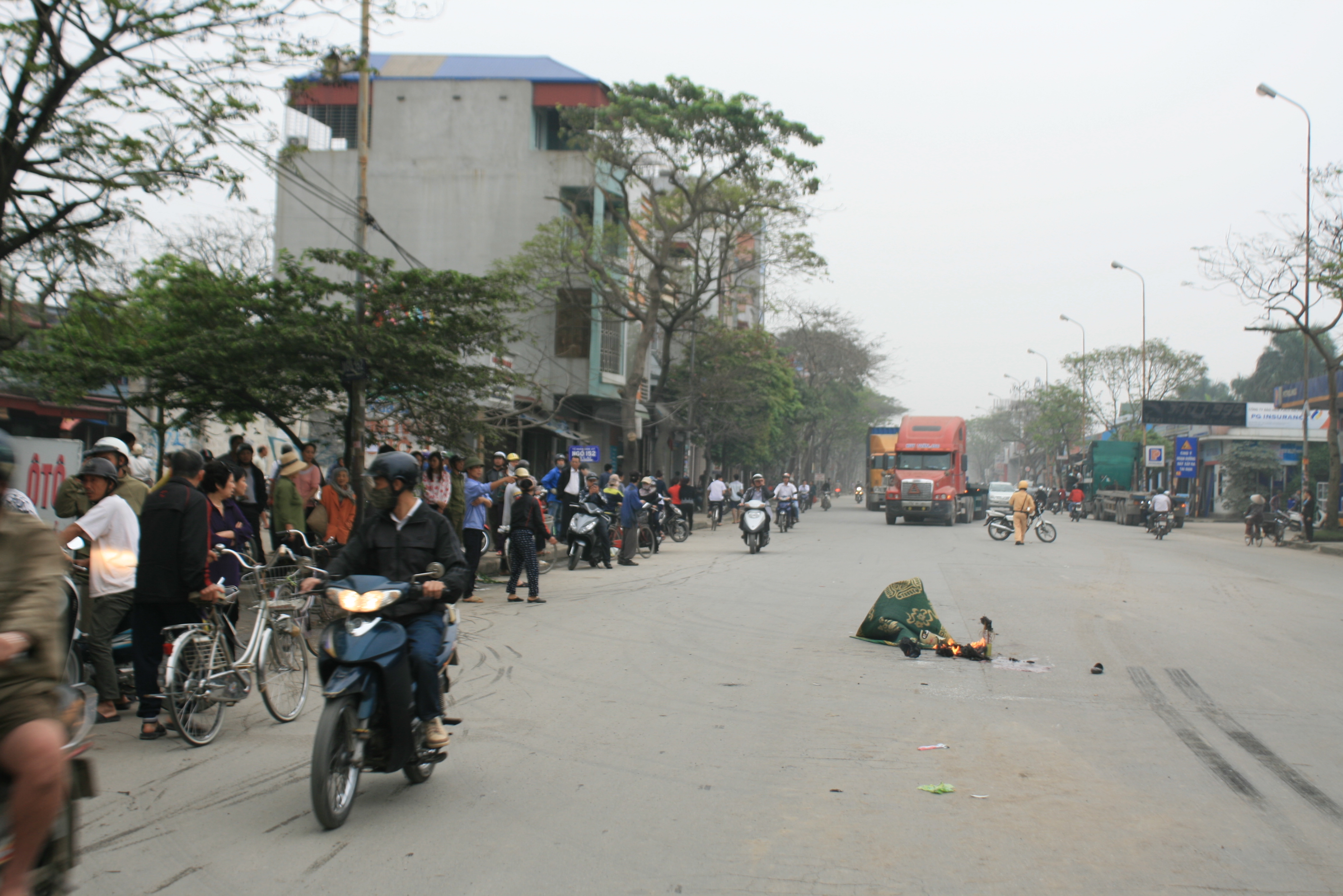 Hải Ph&ograve;ng: Đối đầu xe container, đ&ocirc;i thanh ni&ecirc;n chết thảm 1