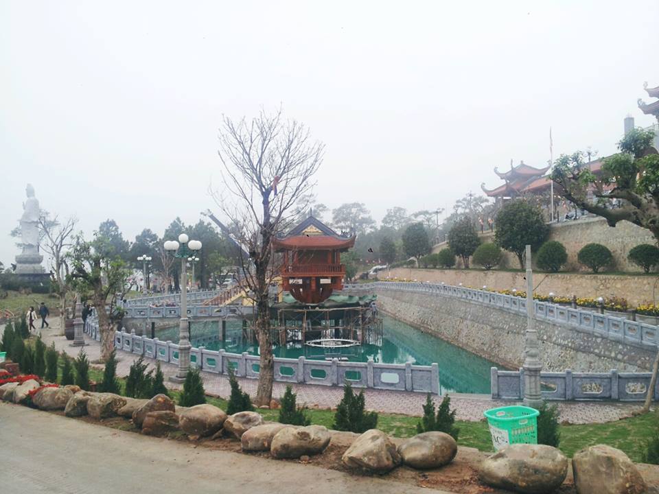 H&agrave;ng vạn người đổ về ch&ugrave;a Ba V&agrave;ng tham quan 2